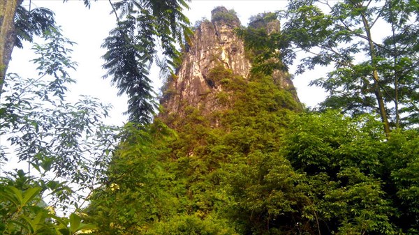 И из-за каждого угла ещё интереснее скала выглядывает